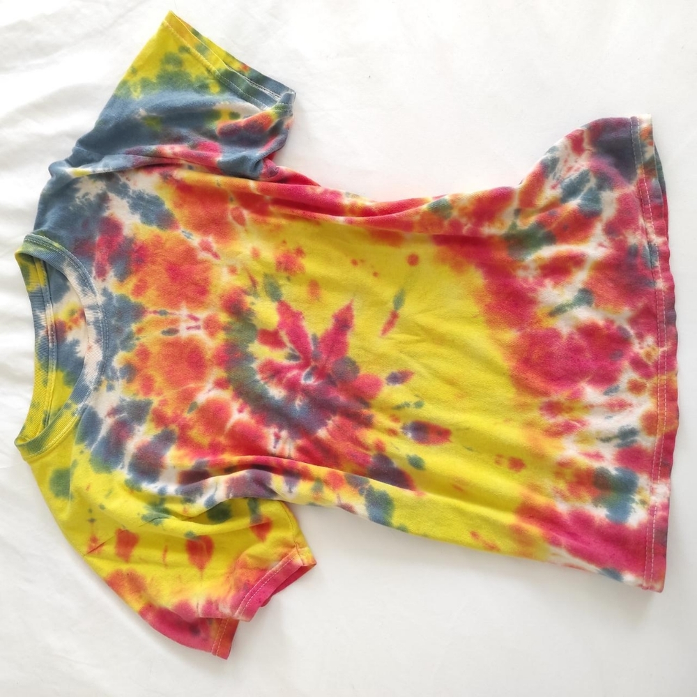 Colorful cute tie-dyed shirt! Size small (Non-negotiable price)(Shipping not)